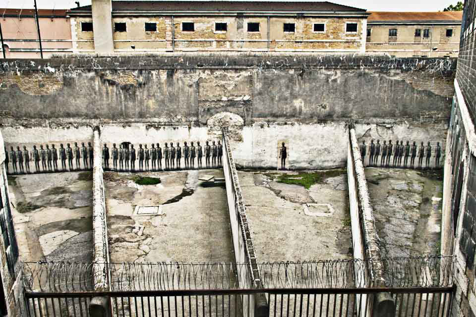 Exposition Dans les Prisons de Lyon - Ernest Pignon-Ernest les-cours avec alignement de prisonniers