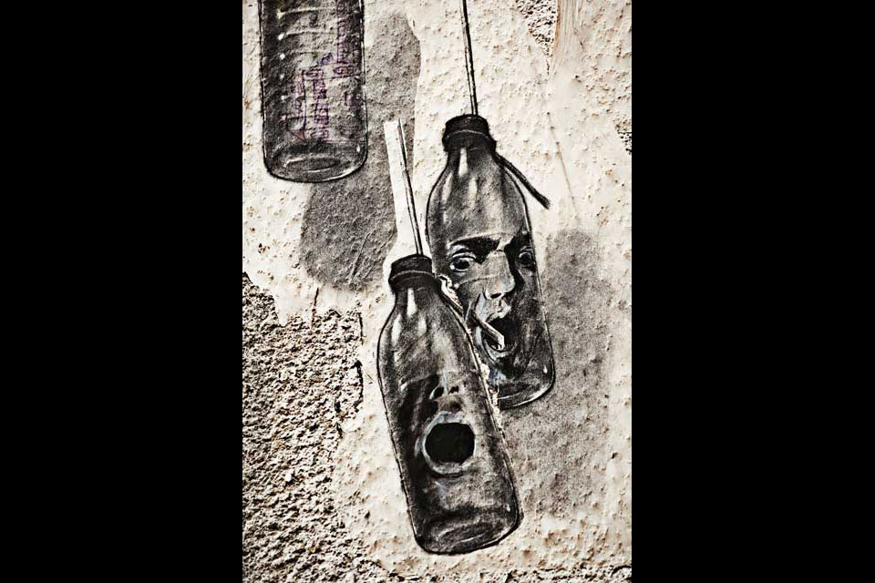 Exposition Dans les Prisons de Lyon - Ernest Pignon-Ernest l es cris dans les bouteilles