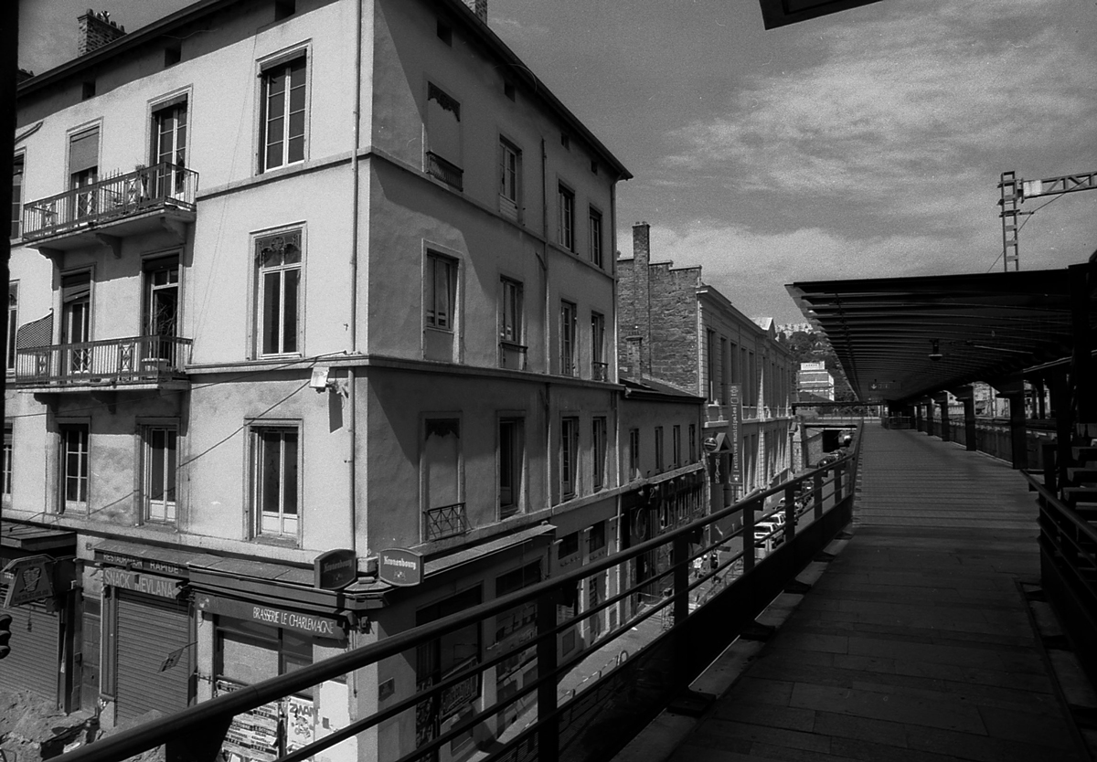 bruno paccard - theme : Lyon, un certain point de vue : Le-pub